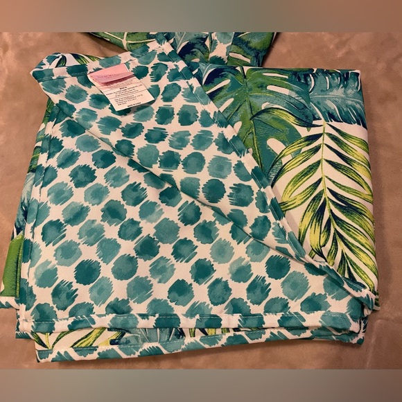 ISAAC MIZRAHI Reversible Water Repellent Picnic Blanket with Matching Tote - Picture 8 of 9